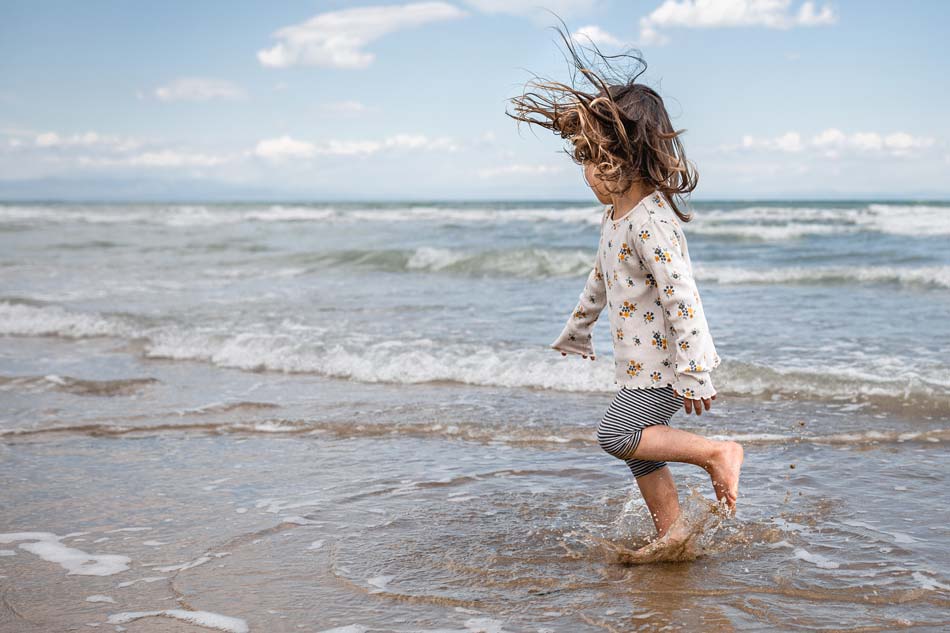 Spendenprojekt Freizeit & Ferien. Kind am Meer